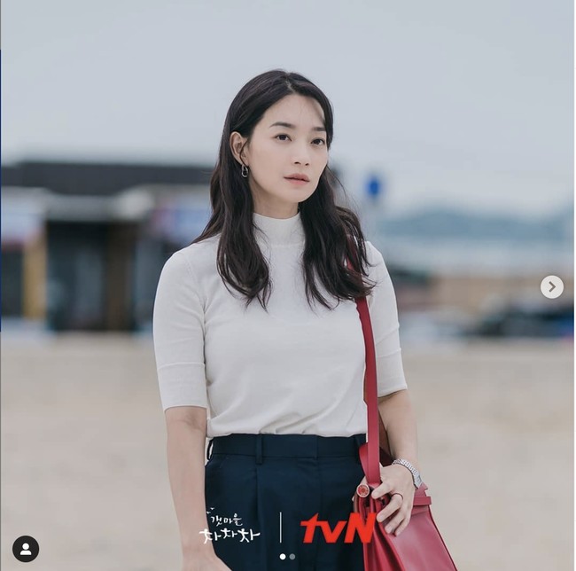 Hometown Cha Cha Cha menandai comeback Shin Min Ah setelah absen selama dua tahun. Kekasih Kim Woo Bin itu terakhir kali membintangi Chief of Staff pada 2019. Chemistry-nya dengan Kim Seon Ho menjadi perbincangan. Foto: Dok. tvN