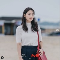 Hometown Cha Cha Cha menandai comeback Shin Min Ah setelah absen selama dua tahun. Kekasih Kim Woo Bin itu terakhir kali membintangi Chief of Staff pada 2019. Chemistry-nya dengan Kim Seon Ho menjadi perbincangan. Foto: Dok. tvN