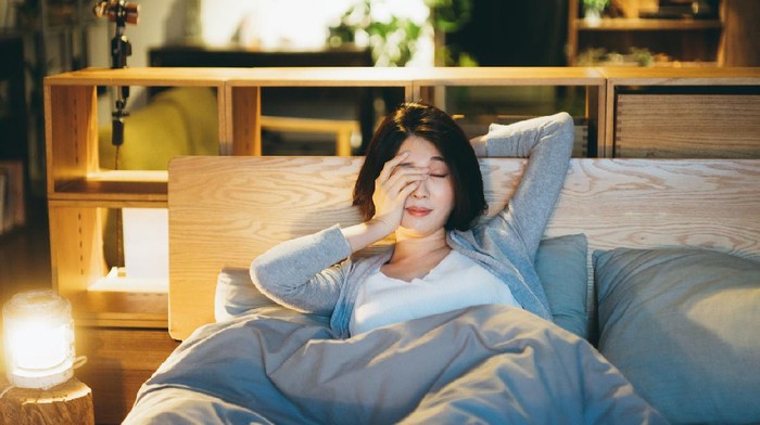 Ilustrasi wanita sulit tidur Ilustrasi wanita sulit tidur