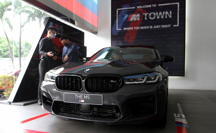 Ini BMW M5 Limited Edition yang Dibanderol Rp 4,7 M BMW Indonesia meluncurkan BMW M5 Competition terbaru pada Jumat (17/921) secara daring. Mobil sports empat pintu dari BMW M ini, dijual dalam stok yang sangat terbatas dengan harga Rp 4,7 M.
