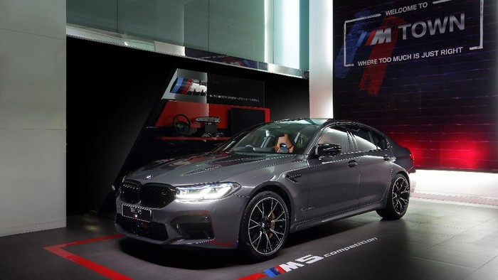 BMW Indonesia meluncurkan BMW M5 Competition terbaru pada Jumat (17/921) secara daring. Mobil sports empat pintu dari BMW M ini, dijual dalam stok yang sangat terbatas dengan harga Rp 4,7 M.