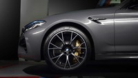 Garis lampu depannya kini berbentuk huruf L dan tampak mengarah ke kidney grille-nya. BMW M5 Competition adalah varian tertinggi dari BMW M5 series.