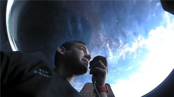 Jelas saja para kru dapat melihat pemandangan Bumi yang menakjubkan, apalagi ada kubah khusus di bagian atas pesawat yang berfungsi seperti jendela. Dari situlah mereka dapat leluasa melihat Bumi dalam 360 derajat. SpaceX pun membagikan seperti apa yang mereka saksikan. Foto: Inspiration4