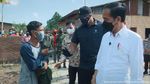 Potret Jokowi Berikan Jaketnya ke Warga Sumut hingga NTT