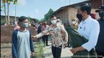 Potret Jokowi Berikan Jaketnya ke Warga Sumut hingga NTT