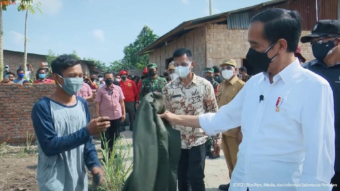 Jokowi berikan jaket ke warga Sumut