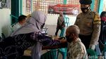 Kejar Herd Immunity, Polisi Jemput Bola hingga Gendong Lansia