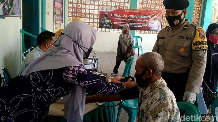 Kejar Herd Immunity, Polisi Jemput Bola hingga Gendong Lansia Banyak cara dilakukan untuk mengejar capaian herd immunity. Salah satunya apa yang dilakukan anggota Polsek Comal, Kabupaten Pemalang ini.