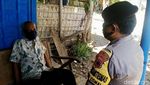 Kejar Herd Immunity, Polisi Jemput Bola hingga Gendong Lansia