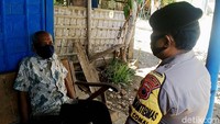 Sudah sepekan ini, anggota Babinkantibmas setempat keluar masuk kampung dengan kendaraan bermotor maupun mobil layanan masyarakat. Uniknya, bagi lansia diberlakukan khusus. Para polisi ini jemput bola, untuk diantar ke gerai vaksin di faskes yang terdekat.
