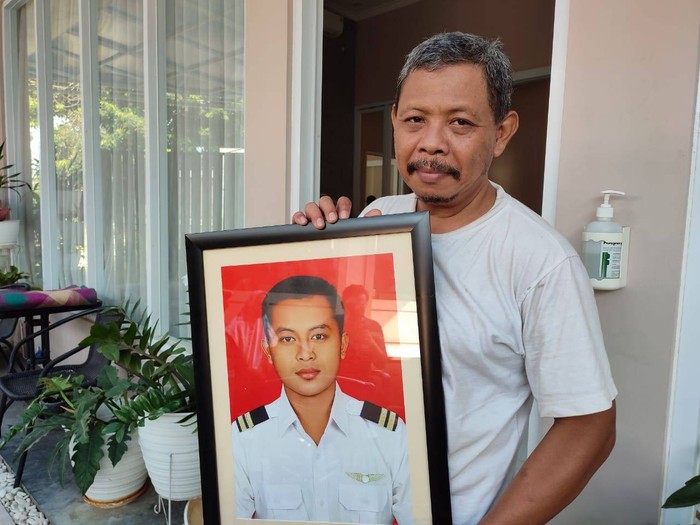 Keluarga Tunjukkan Foto Almarhum Kopilot Rimbun Air, Fajar
