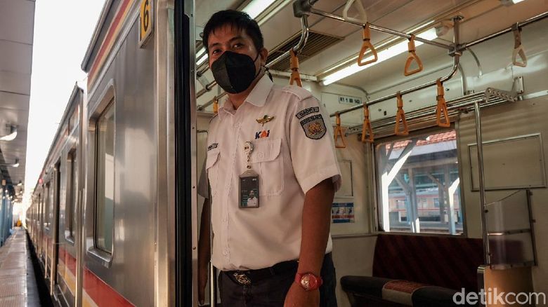 Kepala Sub Urusan Perjalanan Kereta Stasiun Manggarai, Rudy Wibowo Kepala Sub Urusan Perjalanan Kereta Stasiun Manggarai, Rudy Wibowo