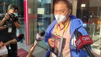 Ketua Wadah Pegawai (WP) KPK, Yudi Purnomo, merupakan salah satu pegawai yang akan diberhentikan karena tak lulus tes wawasan kebangsaan (TWK). Pada Kamis (16/9) sore, Yudi terlihat membawa kardus berisikan barang miliknya dan meninggalkan Gedung Merah Putih KPK. (Foto: Azhar Bagas Ramadhan/detikcom)