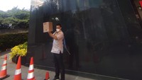 Foto: Ketua Wadah Pegawai (WP) KPK, Yudi Purnomo membawa kardus usai membersihkan barang-barang pribadi dari meja kerjanya. Yudi merupakan salah satu pegawai yang lolos TWK sebagai asesmen untuk alih status menjadi aparatur sipil negara (ASN). (Azhar Bagas Ramadhan/detikcom)