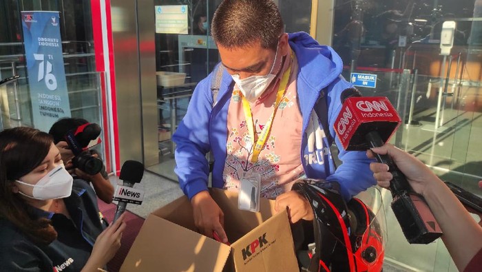 Ketua Wadah Pegawai (WP) KPK, Yudi Purnomo membawa kardus membersihkan barang di kantornya.