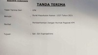 Direktur Sosialisasi & Kampanye Antikorupsi KPK Giri Suprapdiono termasuk satu dari 56 pegawai KPK yang akan diberhentikan dengan hormat pada 30 September 2021. Giri sempat mengunggah di akun Twitternya surat tanda terima pemberhentian itu (Foto: dok istimewa)
