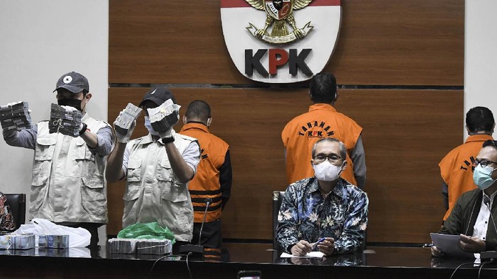KPK menetapkan Plt Kadis Pekerjaan Umum (PU) Pemkab Hulu Sungai Utara, Kalimantan Selatan (Kalsel), Maliki, sebagai tersangka. Maliki ditetapkan sebagai tersangka kasus dugaan suap terkait pengadaan barang dan jasa di Kabupaten Hulu Sungai Utara 2021-2022.