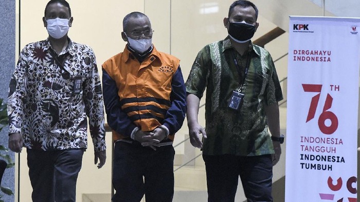 KPK menetapkan Plt Kadis Pekerjaan Umum (PU) Pemkab Hulu Sungai Utara, Kalimantan Selatan (Kalsel), Maliki, sebagai tersangka. Maliki ditetapkan sebagai tersangka kasus dugaan suap terkait pengadaan barang dan jasa di Kabupaten Hulu Sungai Utara 2021-2022. KPK menetapkan Plt Kadis Pekerjaan Umum (PU) Pemkab Hulu Sungai Utara, Kalimantan Selatan (Kalsel), Maliki, sebagai tersangka. Maliki ditetapkan sebagai tersangka kasus dugaan suap terkait pengadaan barang dan jasa di Kabupaten Hulu Sungai Utara 2021-2022.