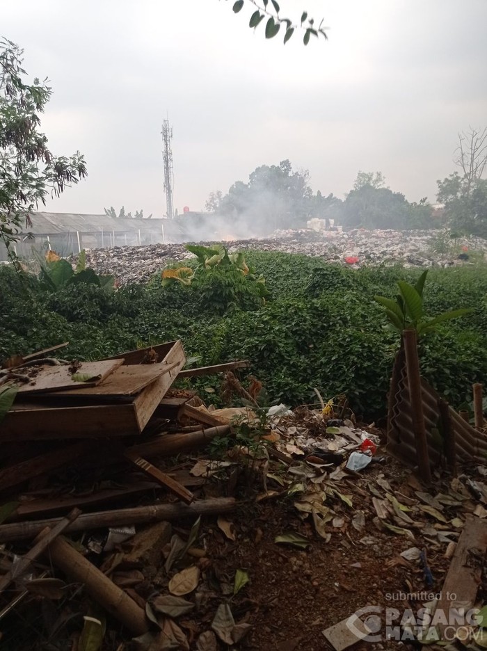 Lahan pembuangan dan pembakaran sampah di Pondok Betung, Pondok Aren, Tangsel. (Warga via Pasangmata detikcom)