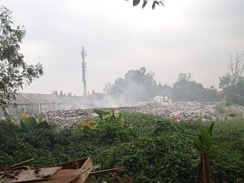 Lahan pembuangan dan pembakaran sampah di Pondok Betung, Pondok Aren, Tangsel. (Warga via Pasangmata detikcom) Lahan pembuangan dan pembakaran sampah di Pondok Betung, Pondok Aren, Tangsel. (Warga via Pasangmata detikcom)