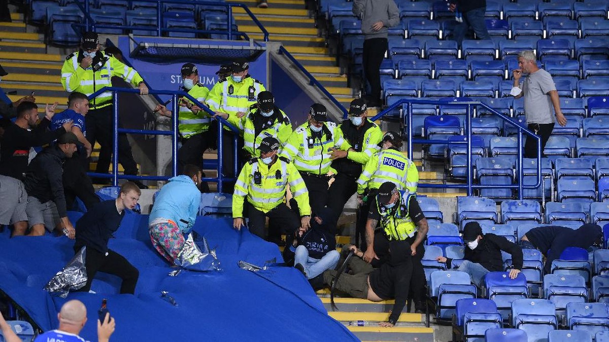 Suporter Leicester dan Napoli bentrok dengan polisi di King Power Stadium, Jumat (17/9/2021) dini hari WIB. (Foto: Laurence Griffiths/Getty Images)