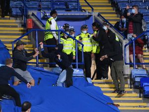 Foto: Rusuh, Polisi Gebuki Suporter Leicester dan Napoli