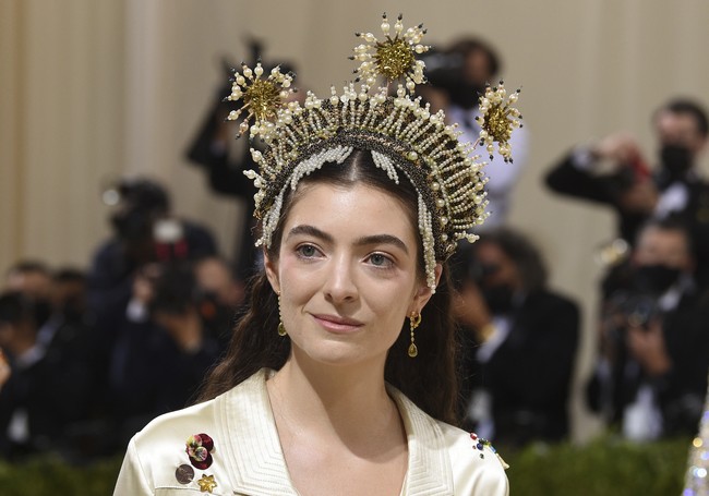 Dikenal dengan nama panggung Lorde, penyanyi yang pernah meraih penghargaan Grammy ini menyandang nama panjang Ella Marija Lani Yelich-O’Connor. Foto: Evan Agostini/Invision/AP)