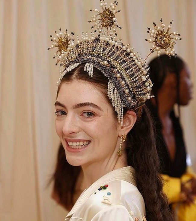 Bagaimana menurut Anda, hiasan kepala Lorde ini terinspirasi oleh siger pengantin Indonesia atau tidak? (Foto: Instagram/@bode)