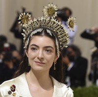 Dikenal dengan nama panggung Lorde, penyanyi yang pernah meraih penghargaan Grammy ini menyandang nama panjang Ella Marija Lani Yelich-O’Connor. Foto: Evan Agostini/Invision/AP)
