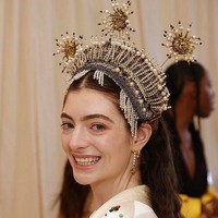 Bagaimana menurut Anda, hiasan kepala Lorde ini terinspirasi oleh siger pengantin Indonesia atau tidak? (Foto: Instagram/@bode)