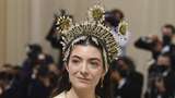 5 Potret Hiasan Kepala Lorde di MET Gala 2021, Disebut Mirip Siger Sunda