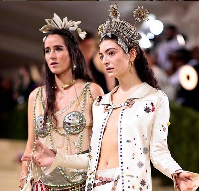 Akun satir fashion @diet_prada di Instagram menyebut headpiece yang dipakai Lorde mirip dengan hiasan kepala pengantin Indonesia.   (Foto: Instagram/@bode)