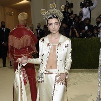 Inilah penampilan Lorde di MET Gala 2021 yang digelar baru-baru ini. Busana berwarna putih gading yang mengilap rancangan Emily Adams Bode dari label Bode. (Foto: Evan Agostini/Invision/AP)