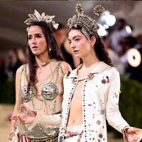 Akun satir fashion @diet_prada di Instagram menyebut headpiece yang dipakai Lorde mirip dengan hiasan kepala pengantin Indonesia.   (Foto: Instagram/@bode)