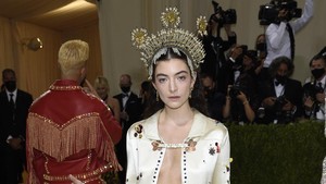 Lorde juga pernah ngaku mengalami gangguan makan dan rasa takut di atas panggung. Ia menjalani pengobatan PTSD yang disebut terapi MDMA dan Psilocybin. Foto: Evan Agostini/Invision/AP)