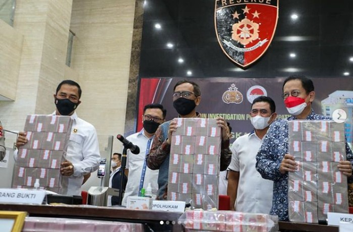 Mahfud MD Pamer Tumpukan Uang Rp 531 M TPPU Obat Ilegal