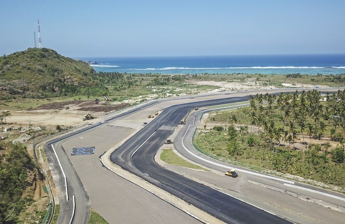 Foto udara tikungan ke-10  lintasan Mandalika International Street Circuit saat matahari terbit di Kawasan Ekonomi Khusus (KEK) Mandalika, Pujut, Praya, Lombok Tengah, NTB, Sabtu (21/8/2021). Sirkuit internasional Mandalika sepanjang 4,31 km dengan 17 tikungan memiliki kelebihan diantaranya lokasi sirkuit dikelilingi panorama perbukitan dan laut yang indah dan lintasan utama sirkuit menggunakan teknologi aspal terbaru 