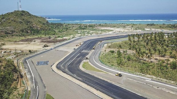 Foto udara tikungan ke-10  lintasan Mandalika International Street Circuit saat matahari terbit di Kawasan Ekonomi Khusus (KEK) Mandalika, Pujut, Praya, Lombok Tengah, NTB, Sabtu (21/8/2021). Sirkuit internasional Mandalika sepanjang 4,31 km dengan 17 tikungan memiliki kelebihan diantaranya lokasi sirkuit dikelilingi panorama perbukitan dan laut yang indah dan lintasan utama sirkuit menggunakan teknologi aspal terbaru 