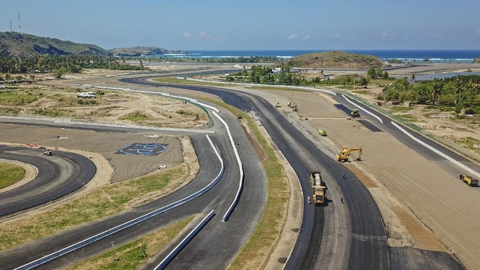 Melihat Cantiknya Sirkuit Mandalika dari Udara Foto udara tikungan ke-10 lintasan Mandalika International Street Circuit saat matahari terbit di Kawasan Ekonomi Khusus (KEK) Mandalika, Pujut, Praya, Lombok Tengah, NTB, Sabtu (21/8/2021). Sirkuit internasional Mandalika sepanjang 4,31 km dengan 17 tikungan memiliki kelebihan diantaranya lokasi sirkuit dikelilingi panorama perbukitan dan laut yang indah dan lintasan utama sirkuit menggunakan teknologi aspal terbaru