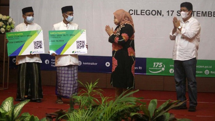 Menaker Hadiri Sosialisasi Program BPJS TK di Cilegon Menteri Ketenagakerjaan Ida Fauziyah menghadiri sosialisasi program BPJS Ketenagakerjaan bagi pekerja bukan penerima upah (BPU). Kegiatan ini digelar di Cilegon, Jumat (17/9).