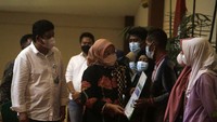 Selain itu diserahkan juga santunan kematian dan beasiswa kepada 5 ahli waris pekerja yang meninggal dunia dengan total manfaat mencapai Rp 315 juta.