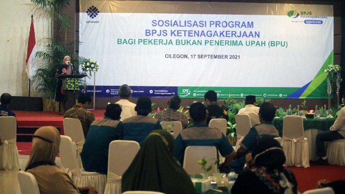 Menaker Hadiri Sosialisasi Program BPJS TK di Cilegon Menteri Ketenagakerjaan Ida Fauziyah menghadiri sosialisasi program BPJS Ketenagakerjaan bagi pekerja bukan penerima upah (BPU). Kegiatan ini digelar di Cilegon, Jumat (17/9).
