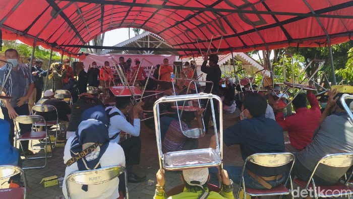Warga Desa Cigugur Girang, Kecamatan Parongpong, Bandung Barat, melakukan simulasi kegempaan Sesar Lembang. Mereka dilantih menghadapi gempa.