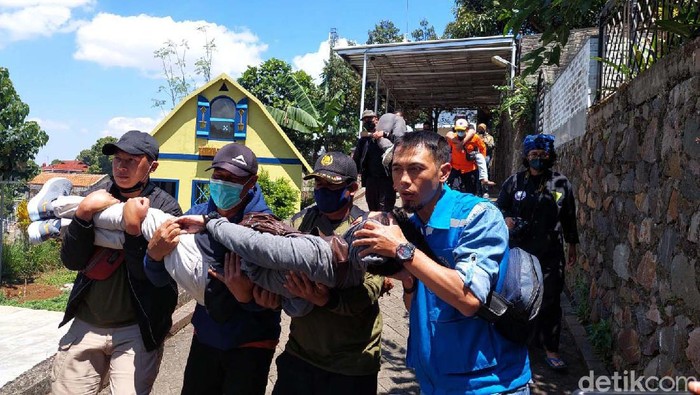 Menengok Simulasi Kegempaan Sesar Lembang di Bandung Barat Warga Desa Cigugur Girang, Kecamatan Parongpong, Bandung Barat, melakukan simulasi kegempaan Sesar Lembang. Mereka dilantih menghadapi gempa.
