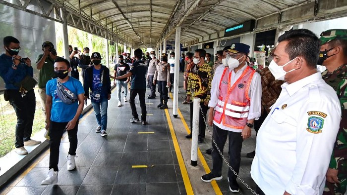 Menteri Perhubungan Budi Karya Sumadi meninjau langsung penerapan pembatasan pintu masuk internasional yang salah satunya berada di Pelabuhan Batam.
