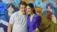 Tidak hanya Jungkook, V, dan Deva Mahenra yang membuat Mikha Tambayong bahagia. Kehadiran sang ayah sebagai cinta pertamanya semakin membuat Mikha Tambayong senang. Foto: dok. Instagram Mikha Tambayong