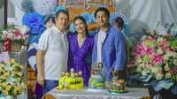 Mikha Tambayong bersyukur bisa berkumpul dengan dua pria yang dia ungkapkan selalu membuatnya merasa dicintai dan dihargai. Ayah dan Deva Mahenra adalah dua sosok pria istimewa saat ini untuk Mikha Tambayong. Foto: dok. Instagram Mikha Tambayong