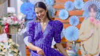 Mikha Tambayong anggun mengguanakan dress panjang bewarna biru di momen perayaan hari ulang tahunnya. Foto: dok. Instagram Mikha Tambayong