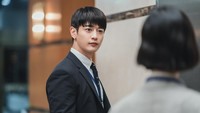 Foto-foto adegan di episode perdana Yumis Cell dirilis menampilkan Minho dengan setelan jas rapi. Parasnya yang tampan bikin berdebar! (Foto: dok. SM Entertainment) 