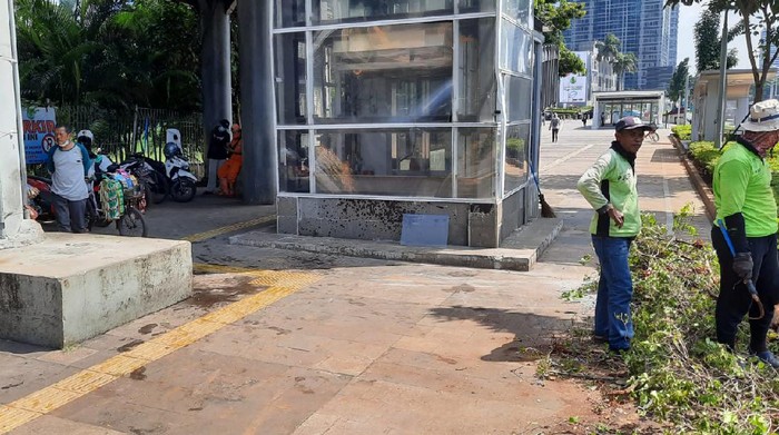 Mobil nyelonong ke trotoar Jalan Sudirman hingga terbalik